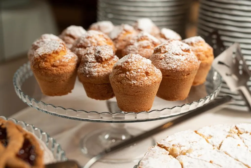 Dolci da colazione con muffin spolverati di zucchero a velo