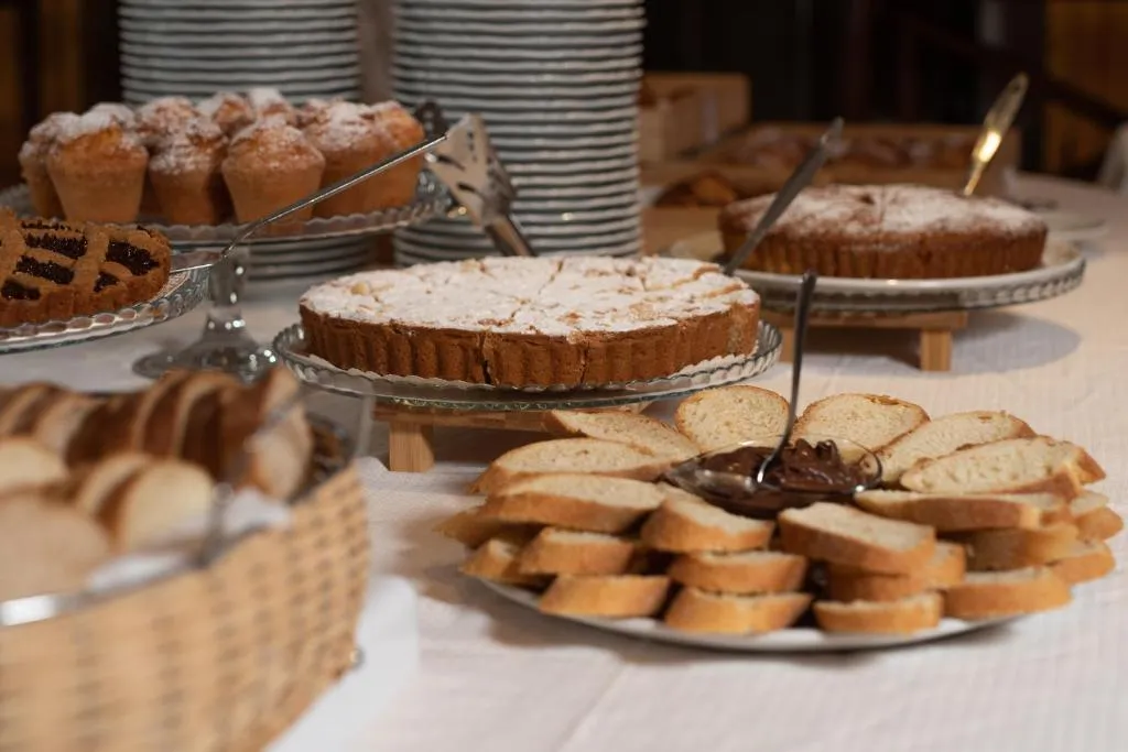 Buffet di dolci con crostate, torte e pane tostato