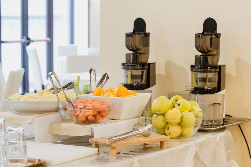 Buffet di frutta fresca con estrattori di succo all'hotel