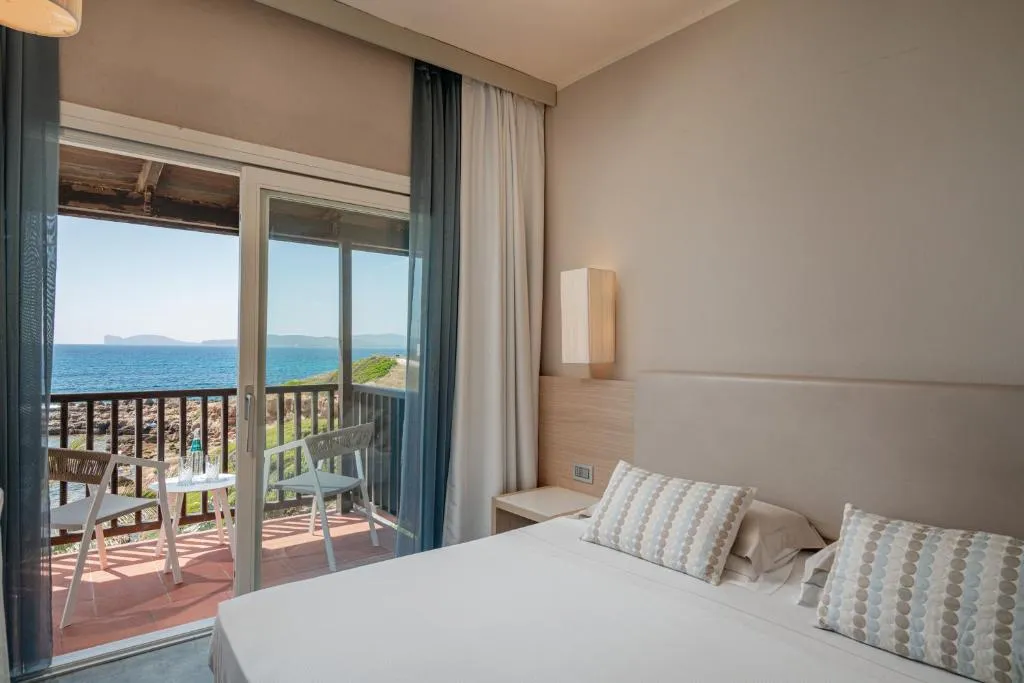 Camera da letto con balcone affacciato sul mare e sulla costa
