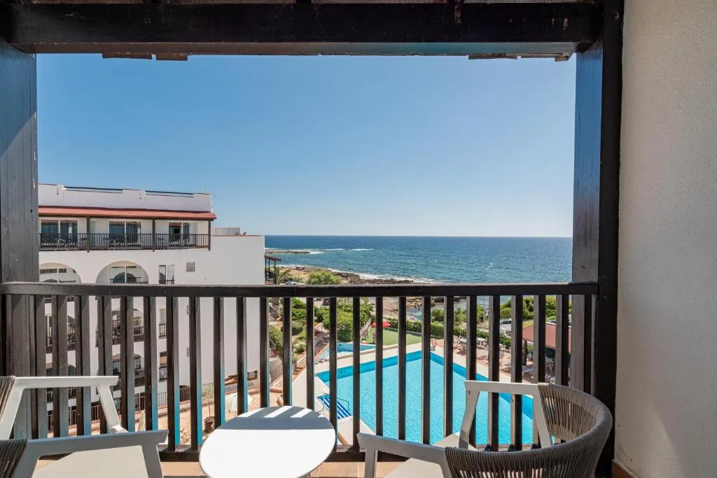Vista sulla piscina e sul mare dal balcone della camera