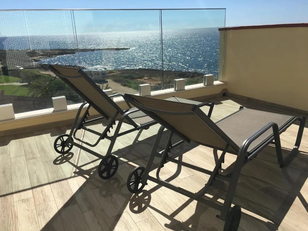 Balcone con lettini prendisole e vista panoramica sul mare