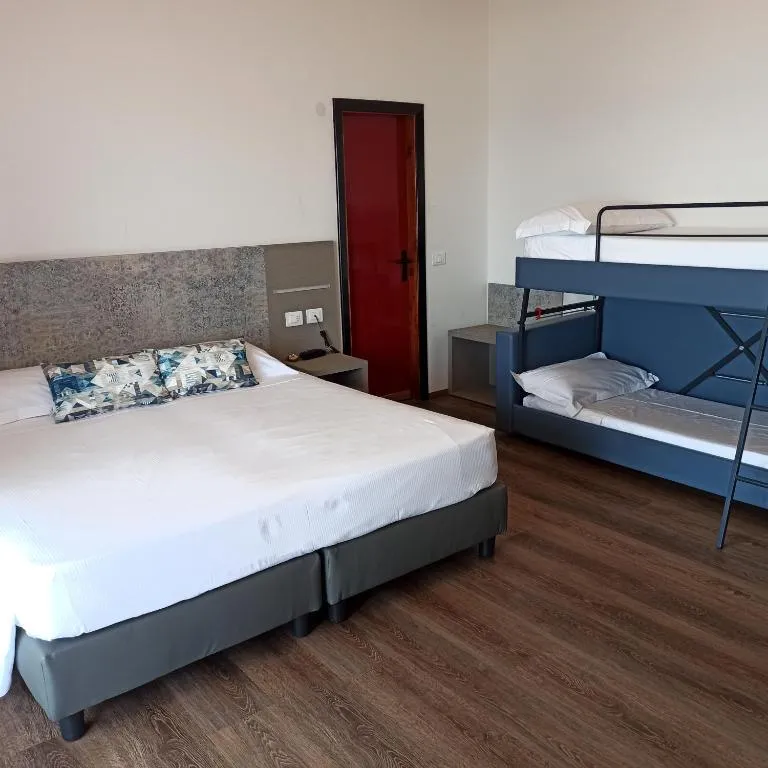 Camera familiare con letto matrimoniale e letto a castello blu