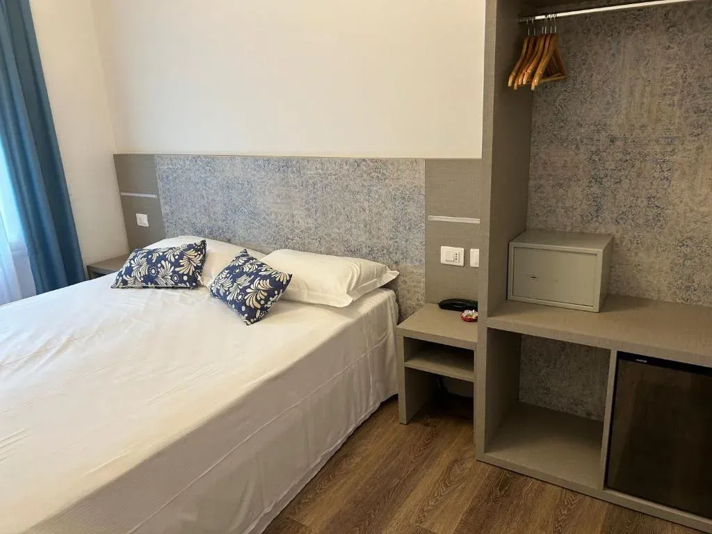 Camera con letto matrimoniale, cassaforte, minibar e appendiabiti