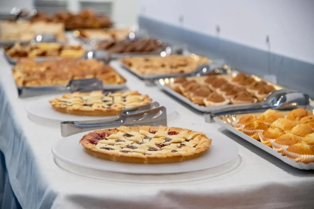Buffet di dolci con crostate, torte e muffin per la colazione