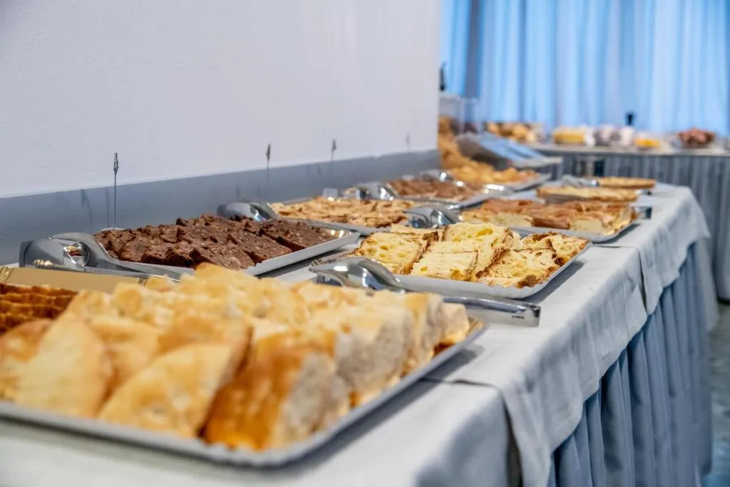 Buffet con vassoi di pane, torte e prodotti da forno