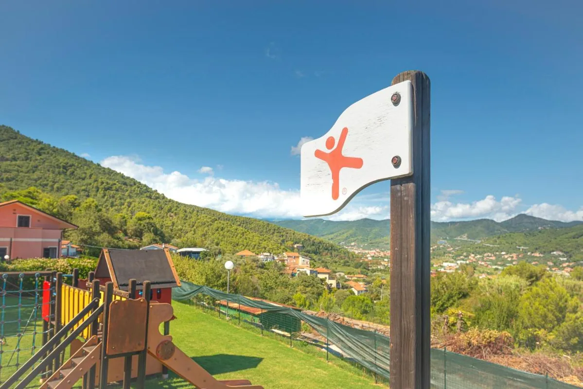 Area giochi per bambini con vista sulle colline e il paese