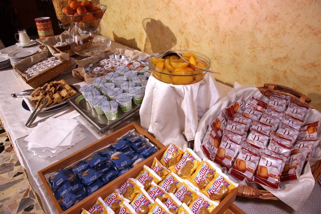 Buffet della colazione con yogurt, frutta, biscotti e dolci confezionati