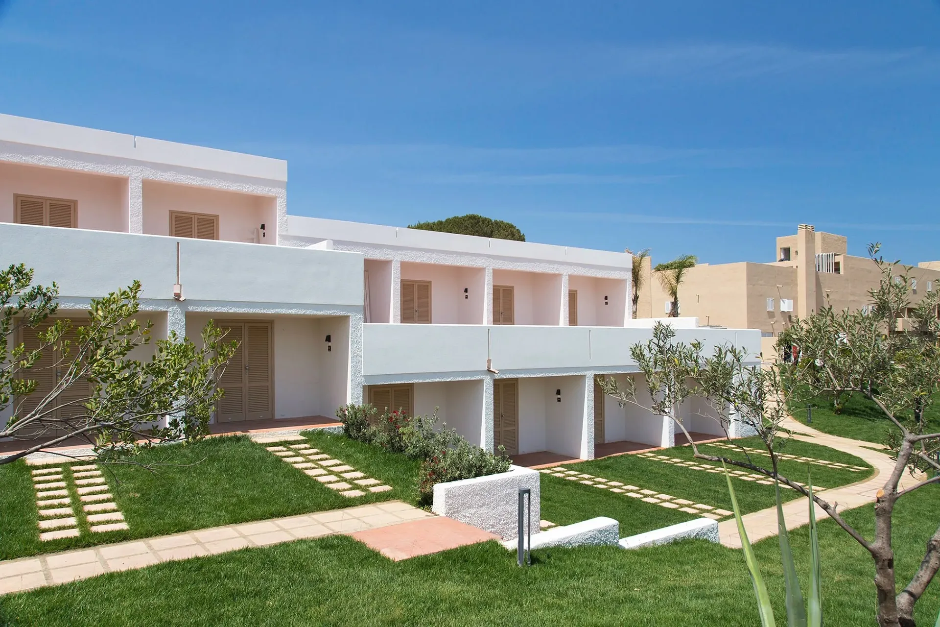 Edifici residenziali bianchi con giardino e vialetti in pietra