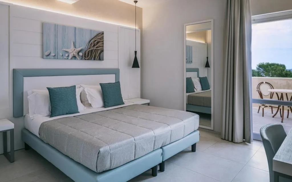 Camera con letto matrimoniale, balcone e decorazioni a tema marino