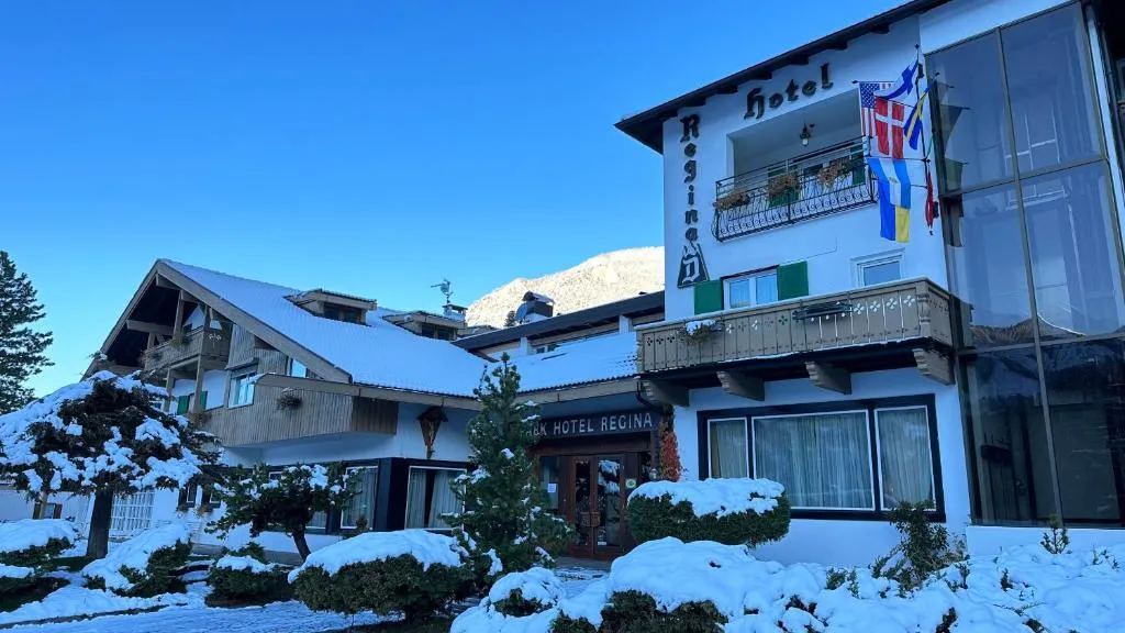 Ingresso del Park Hotel Regina con neve e bandiere in una giornata invernale