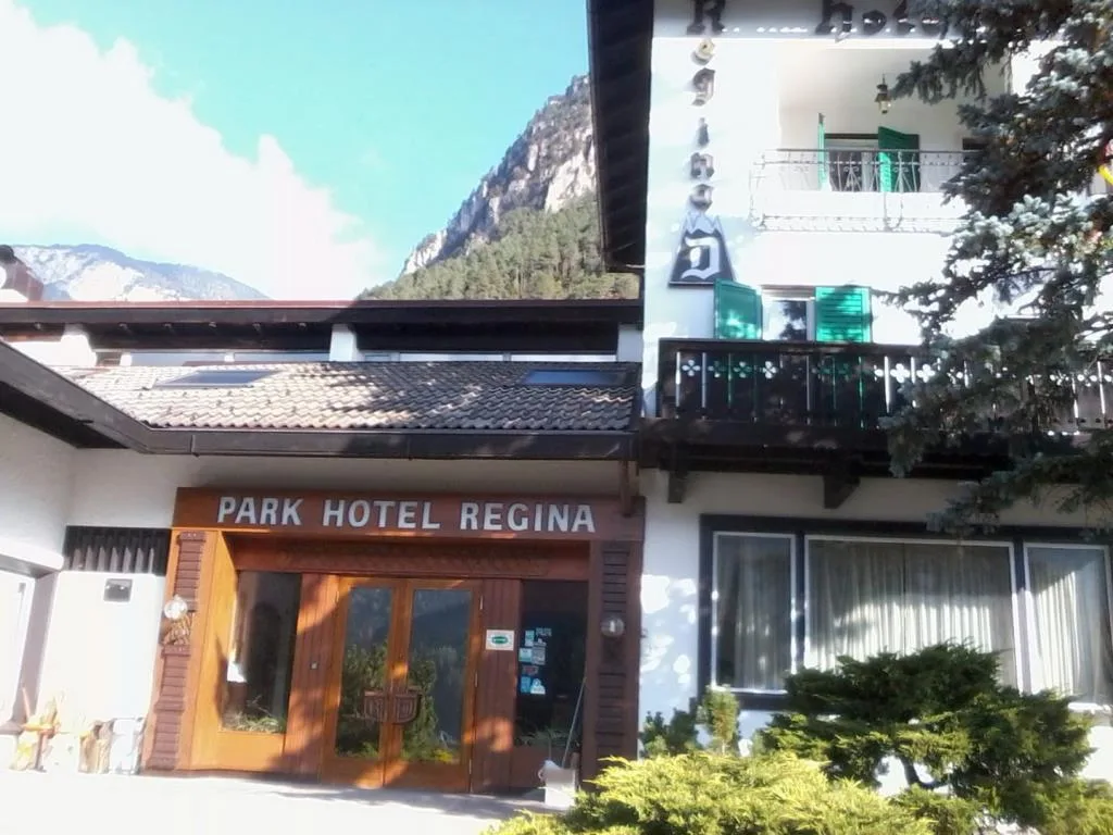 Ingresso del Park Hotel Regina con porta in legno e insegna