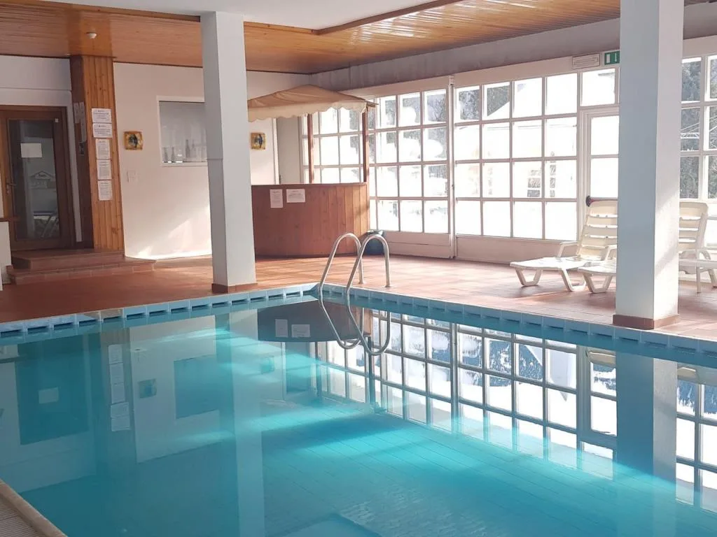 Piscina coperta con vetrate affacciate sul paesaggio innevato