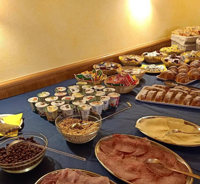 Dettaglio del buffet della colazione con yogurt, salumi, formaggi e dolci