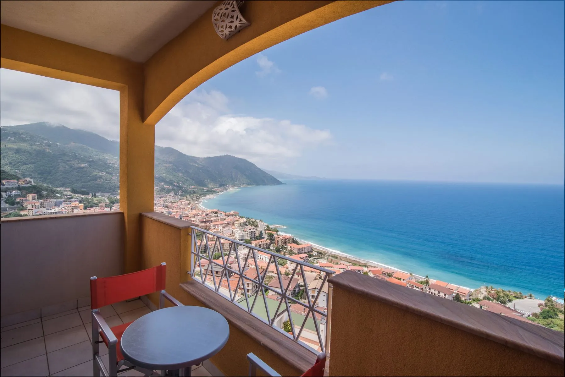 Balcone con tavolino affacciato sulla costa e sul paese in riva al mare