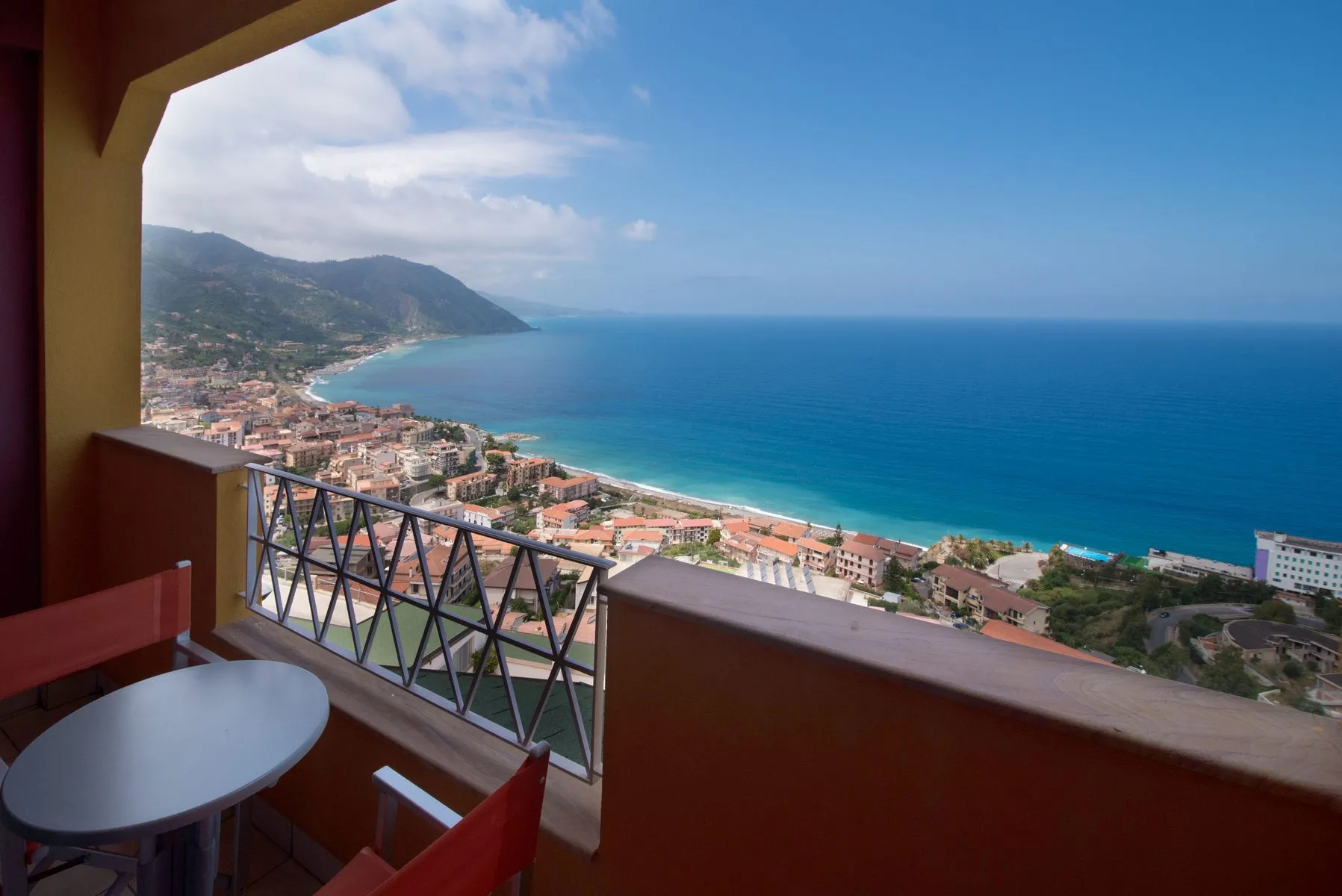 Balcone panoramico con vista sulla costa, sul paese e sul mare blu