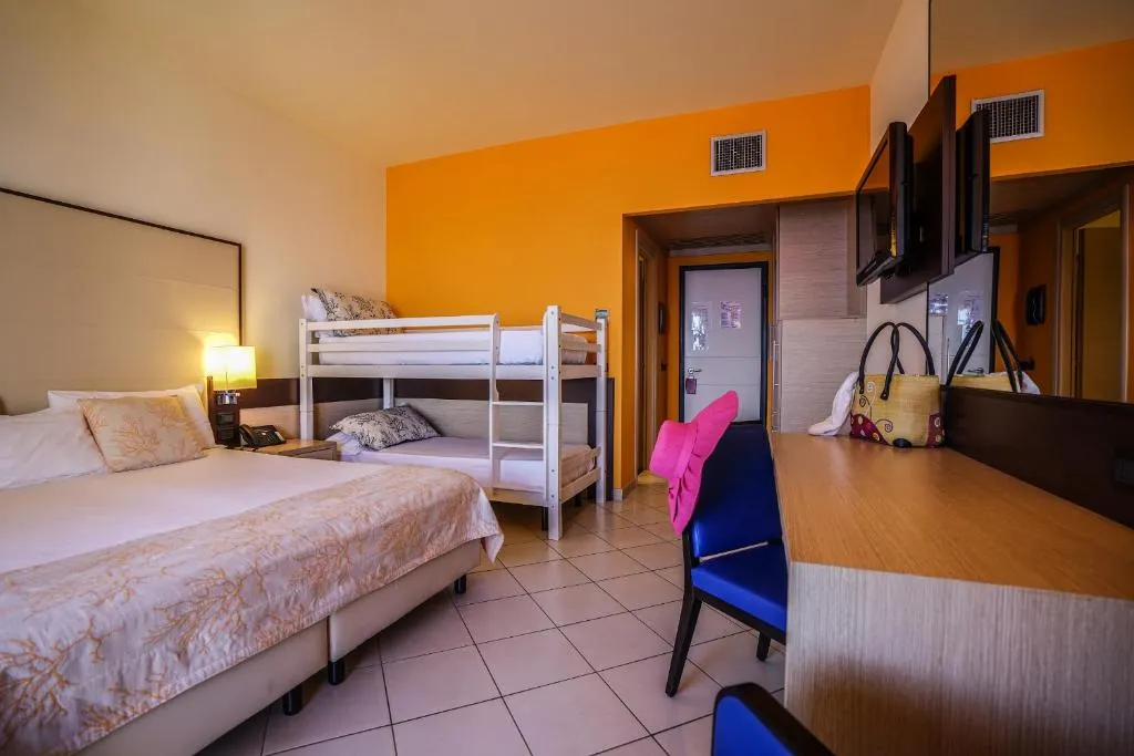 Camera familiare con letto matrimoniale e letto a castello, parete arancione