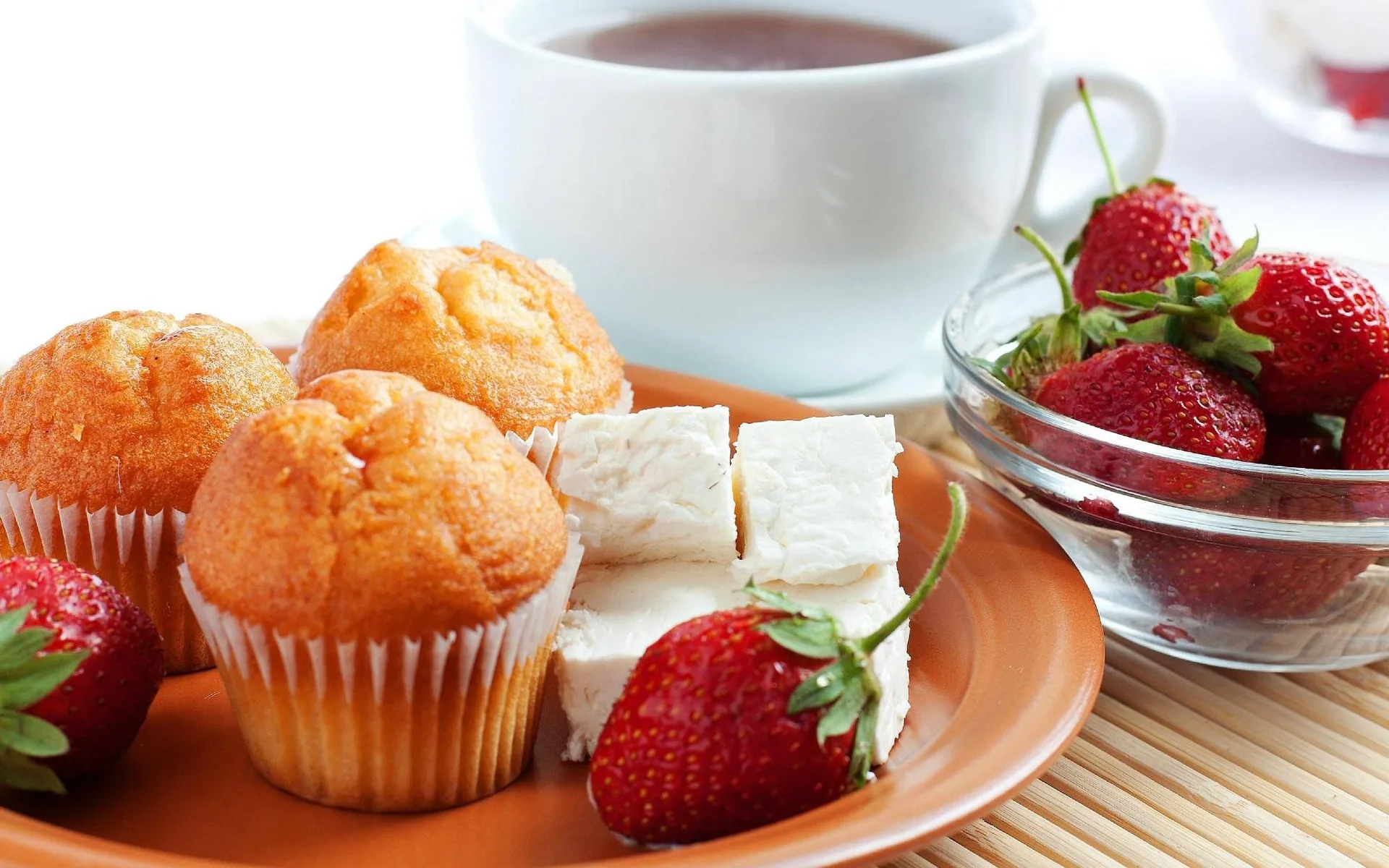 Muffin, formaggio e fragole con tazza di tè per la colazione