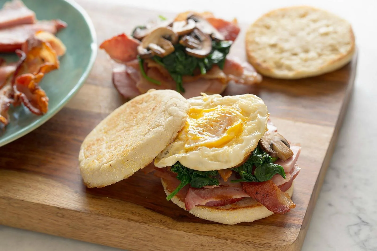 Panino English muffin con uovo, bacon, spinaci e funghi