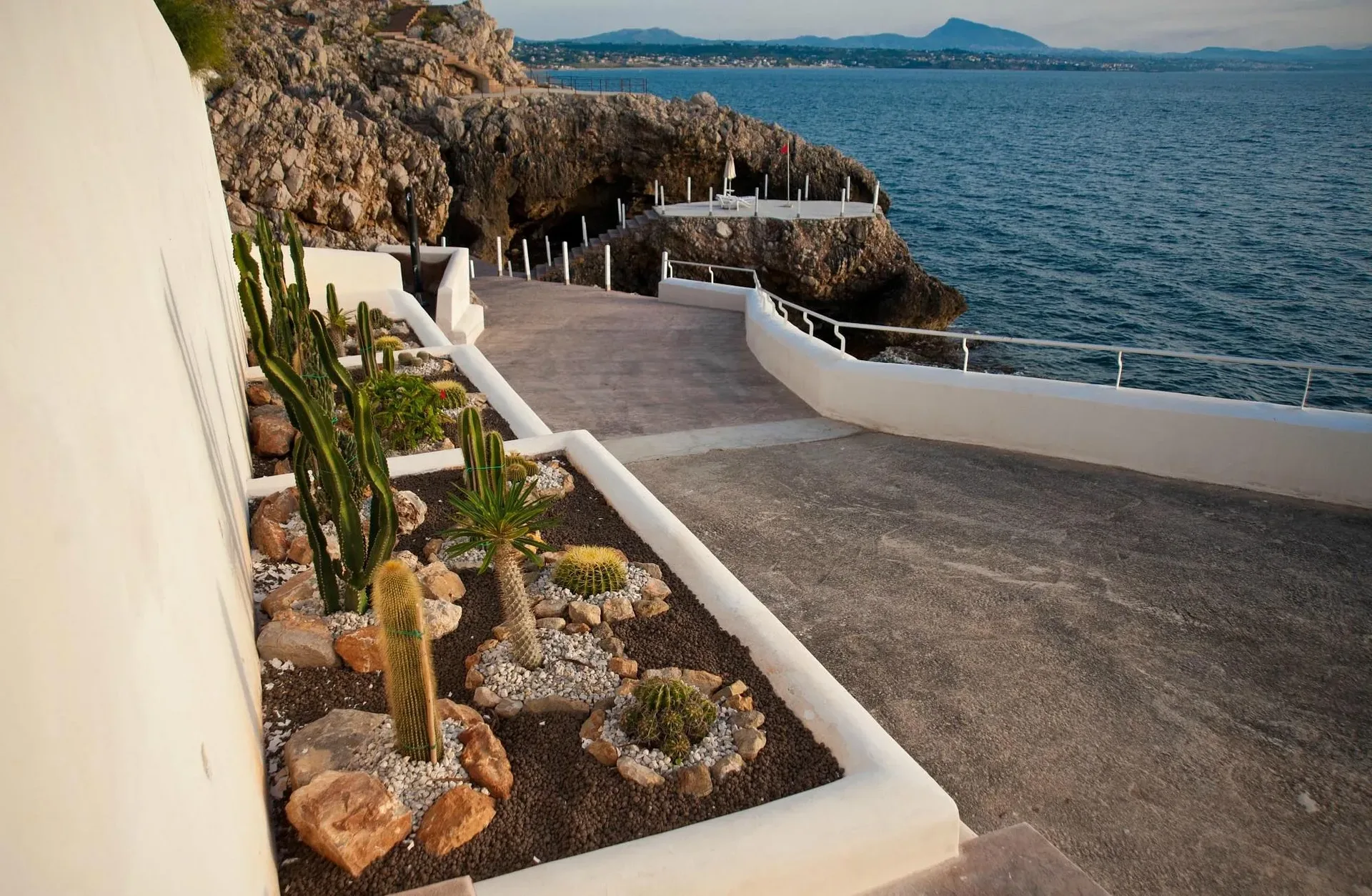 Passeggiata sulla scogliera con giardino di piante grasse e mare