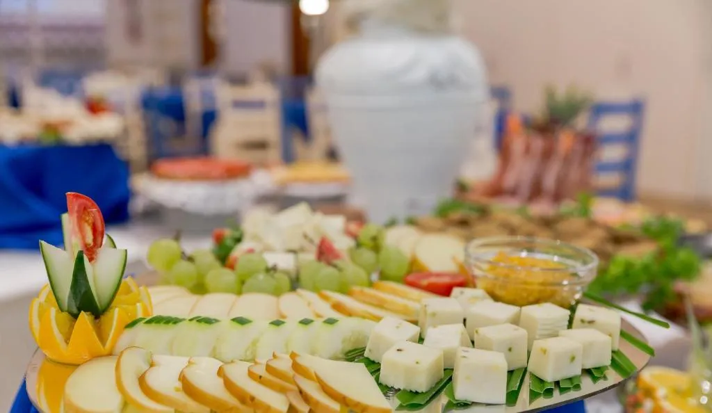 Buffet con formaggi, frutta e verdura decorata nel ristorante