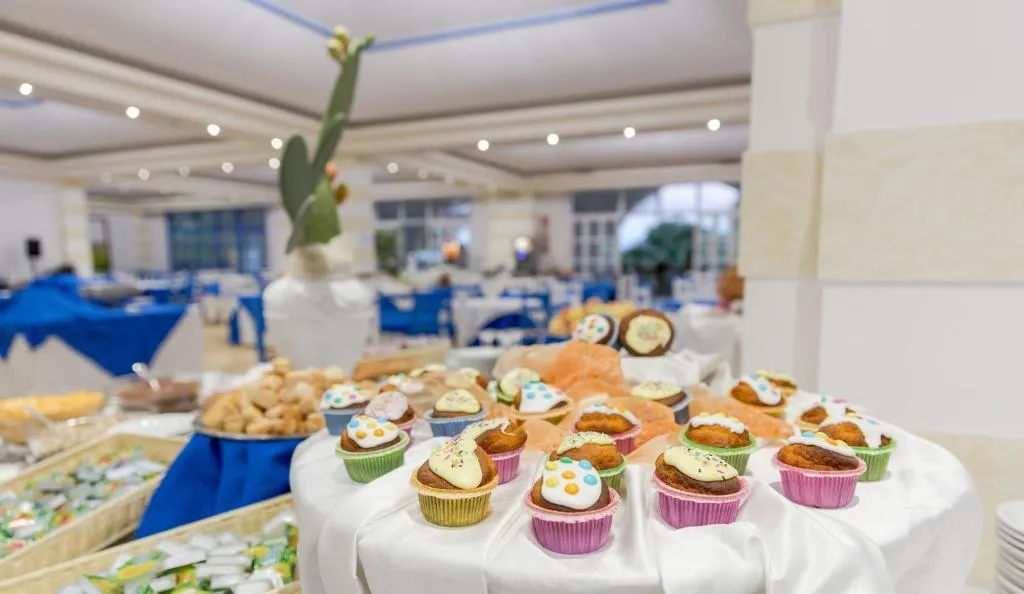 Buffet di dolci e muffin colorati nella sala ristorante