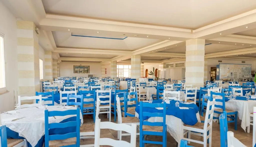 Sala ristorante con sedie bianche e blu in stile mediterraneo