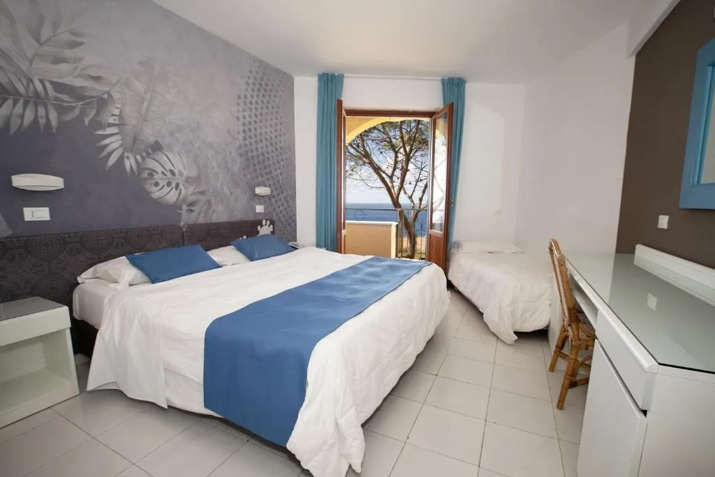 Camera con letto matrimoniale, letto singolo e balcone vista mare