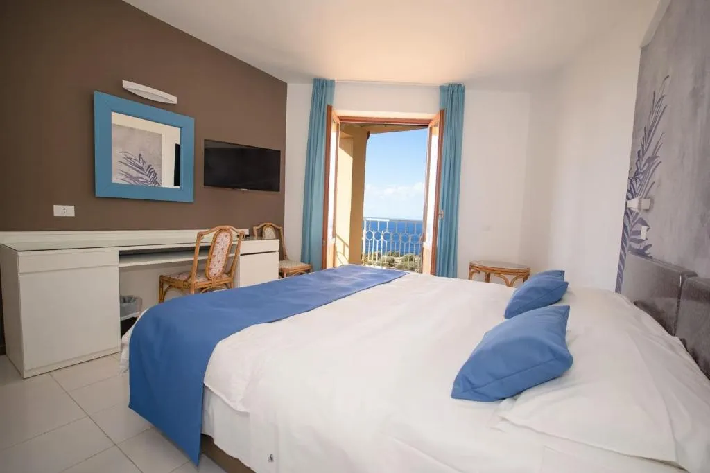 Camera con letto matrimoniale, scrivania e balcone vista mare