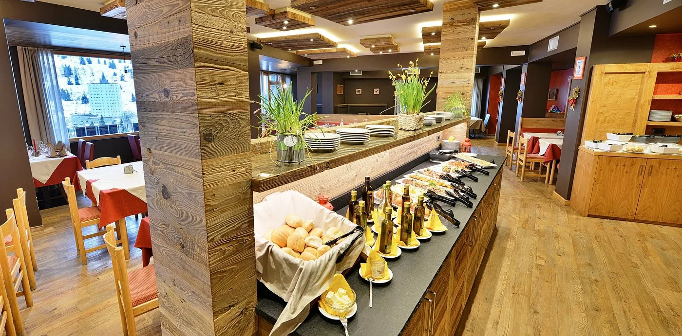 Buffet dell'hotel con pane, condimenti e arredi in legno