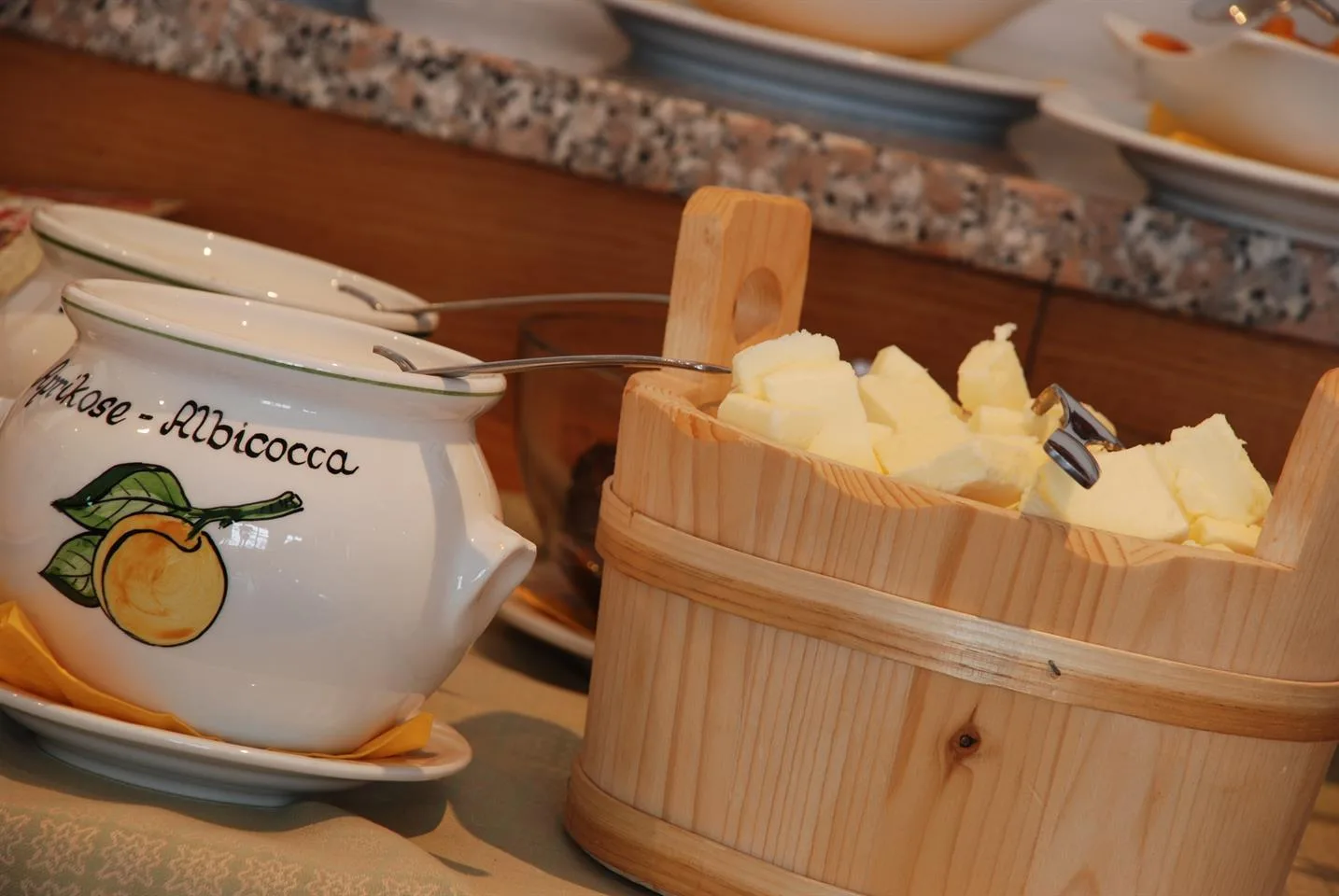 Dettaglio del buffet della colazione con marmellata di albicocca e burro