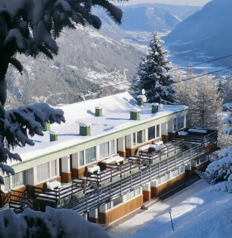 Struttura innevata in inverno con vista sulla valle e le montagne