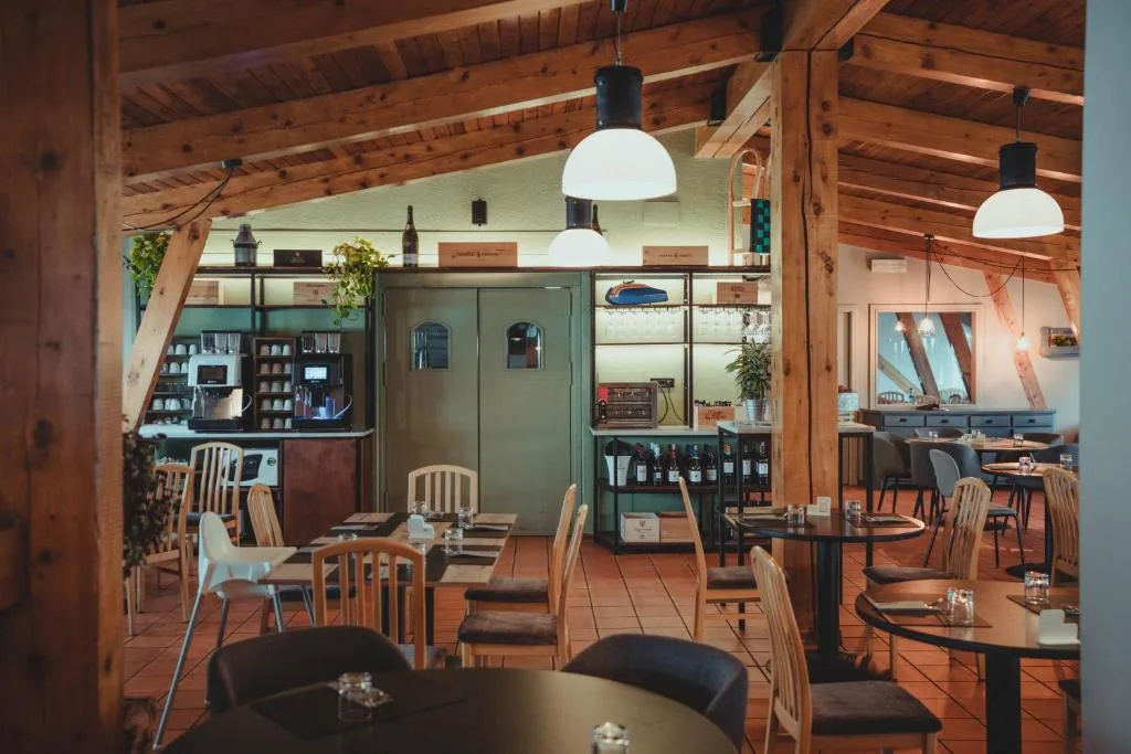 Sala ristorante con soffitto a travi in legno e macchina del caffè